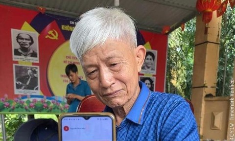 Công an xã Phú Giáo đồng hành cùng người dân tiếp cận các tiện ích số