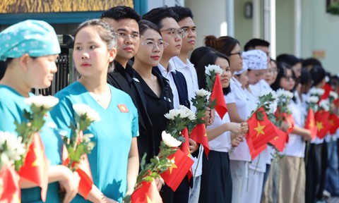 Video: Các tầng lớp nhân dân TPHCM đứng hai bên đường tiễn đưa các liệt sĩ về nơi an nghỉ