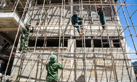 Lính thợ xây trường liên cấp trên đỉnh Trường Sơn