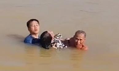 Video: Khoảnh khắc Thượng tá CSGT lao mình xuống sông Hương cứu người