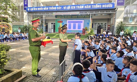 Công an xã Hưng Long: Tuyên truyền hưởng ứng chiến dịch “Không một mình – Kết nối không tổn thương”
