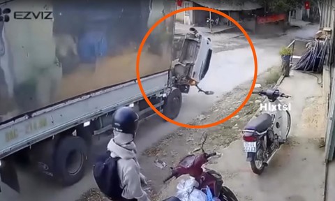 Video: Tai nạn hy hữu khi tài xế phanh gấp khiến cabin bật ngửa, một người tử vong