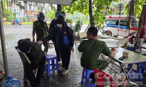 Ấm lòng nghĩa cử giúp nam thanh niên nằm bên đường lúc trời mưa