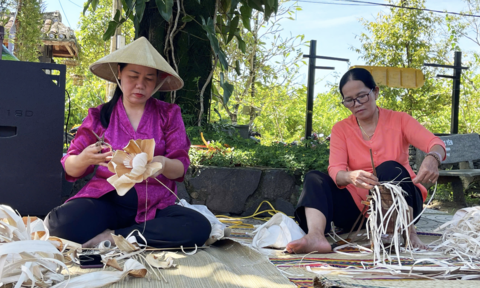Từ mo cau bỏ đi “hoá thân” thành những món đồ mỹ nghệ độc đáo