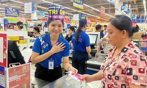 Sức mua bùng nổ, khách hàng hào hứng đến Saigon Co.op đón mùa sale tri ân