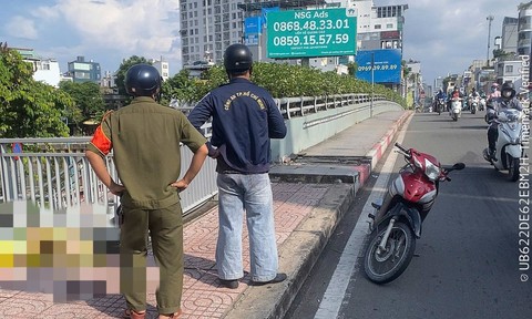 Tìm thân nhân người đàn ông mặc áo mưa, tử vong trên cầu Kiệu, TPHCM