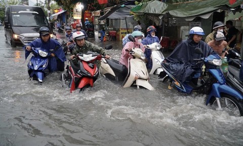 CSGT TPHCM khuyến cáo người dân không cố vượt vùng ngập sâu, nước chảy mạnh