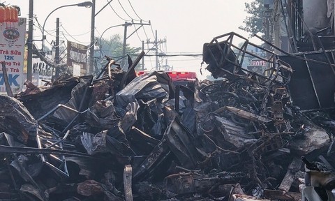 Video: Hàng chục cảnh sát PCCC nỗ lực dập tắt ngọn lửa tại cửa hàng xe máy, ngăn cháy lan
