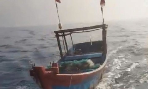 Phát hiện, cứu kịp thời người đàn ông trôi dạt, 'mất tích' trên biển nhiều giờ