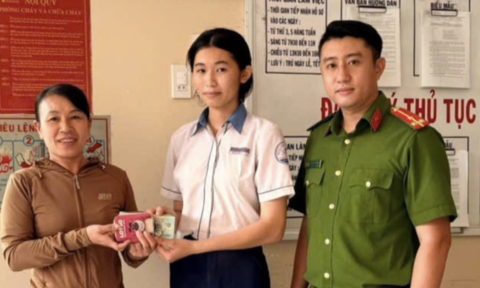 Tuyên dương nữ sinh nhặt được bóp tiền nhờ công an tìm người trả lại