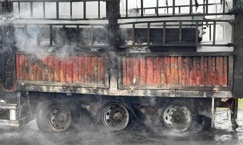 Clip xe đầu kéo bốc cháy ngùn ngụt khi lưu thông trên đường