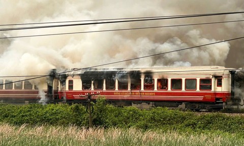 Tàu khách Hải Phòng - Hà Nội bốc cháy ngùn ngụt, 2 toa bị thiêu rụi