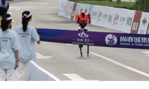 Robot hình người chiến thắng người thật trong cuộc đua marathon ở Trung Quốc
