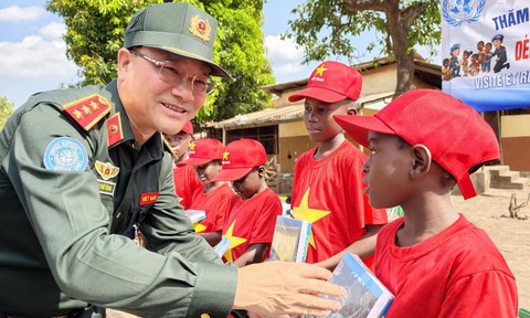 Thứ trưởng Bộ Công an Phạm Thế Tùng đến thăm và tặng quà trẻ em mồ côi Trung Phi