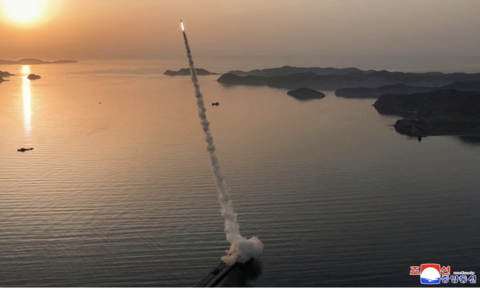 Thấy gì qua việc ông Kim Jong Un giám sát vụ thử tên lửa mang đầu đạn chùm?