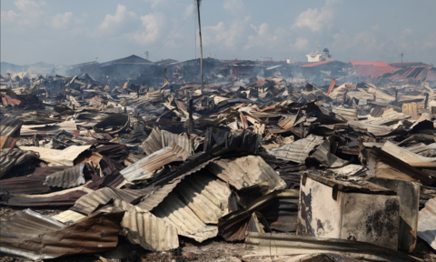 Malaysia: Gần 1.000 căn nhà ở khu “làng nổi” ven biển bị thiêu rụi trong một đêm