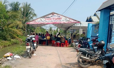 Thương tâm bé trai 2 tuổi rơi xuống mương nước tử vong