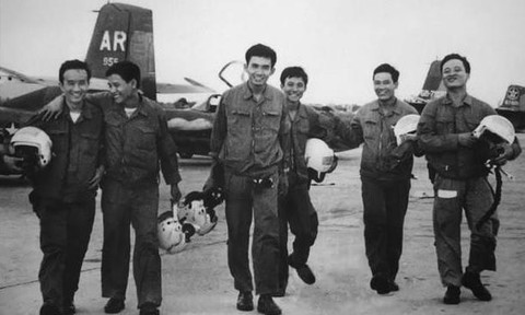 Bài 4: Trận đánh sân bay Tân Sơn Nhất - lấy vũ khí địch đánh địch