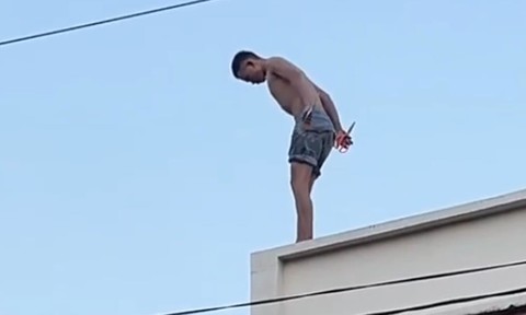 Công an nhanh chóng khống chế thanh niên nghi ngáo đá, leo lên mái nhà người dân đập phá