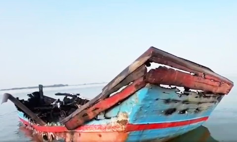 Tàu cá đang neo đậu bất ngờ bốc cháy dữ dội trong đêm