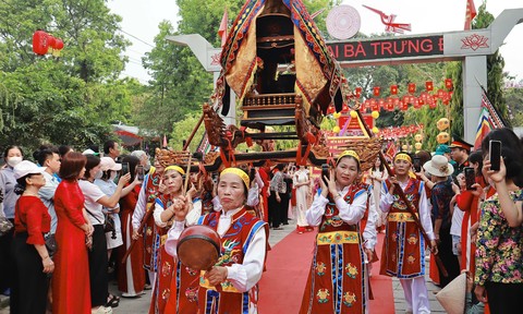 Hàng ngàn người dân đến dự lễ, dâng hương tri ân công đức Hai Bà Trưng tại đền Hát Môn