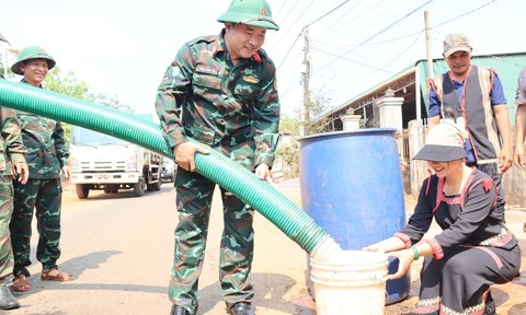 Bộ đội chở nước giúp người dân vùng khô hạn