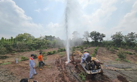 Giếng khoan bất ngờ phun cột khí cao hàng chục mét ở Gia Lai