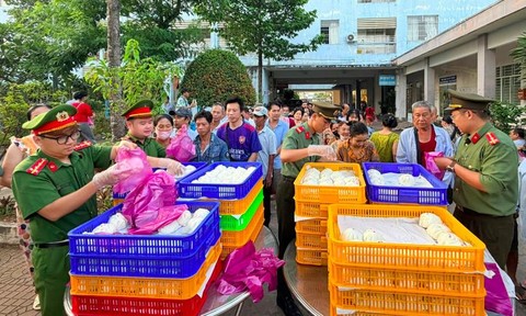Công an tỉnh An Giang: Trao tặng 600 suất ăn cho bệnh nhân nghèo