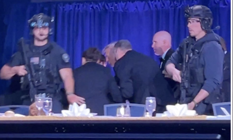 Ông Donald Trump an toàn giữa vòng vây mật vụ trong vụ nổ súng gần buổi dạ tiệc