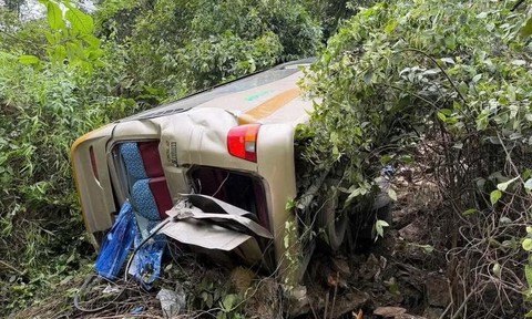 Xe khách lao xuống vực sâu gần 100m, 2 người tử vong, nhiều người bị thương nặng