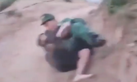 Video lực lượng biên phòng khống chế đối tượng buôn pháo lậu gần khu vực biên giới