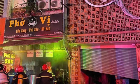 Cháy quán phở Vị trên đường Trần Hưng Đạo, Cảnh sát PCCC giải cứu 4 người ra ngoài an toàn