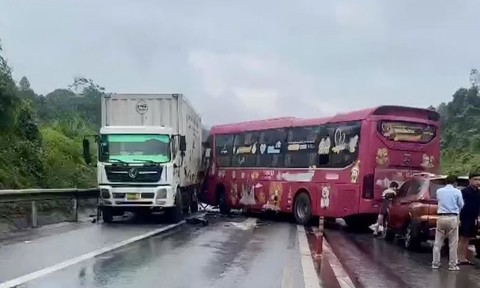 4 ô tô tông liên hoàn trên cao tốc, giao thông ùn tắc cục bộ