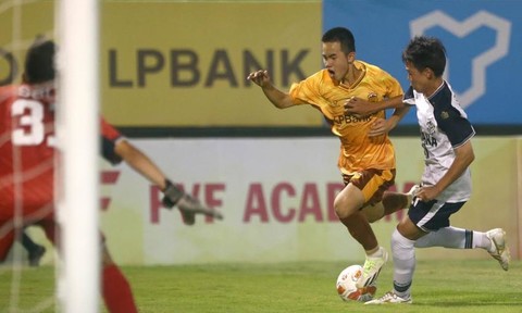 ​HLV Kim Sang-sik đến dự lễ khai mạc Festival Bóng đá quốc tế U14 Gia Lai 2026