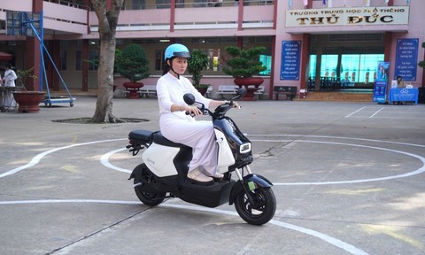 Học sinh TP.HCM thích thú trải nghiệm xe máy điện VinFast, mẫu xe mới Amio gây “sốt”