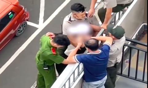 Video ngăn chặn nam thanh niên định nhảy từ tầng 5 của bệnh viện