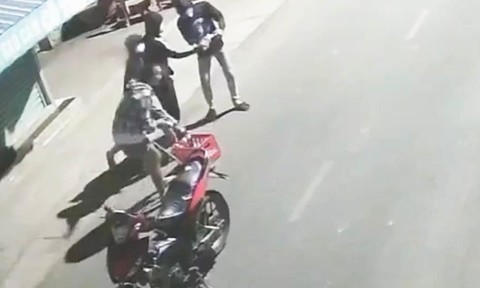 Công an truy tìm nhóm thanh niên ném “bom xăng” vào nhà dân khiến một xe máy bốc cháy