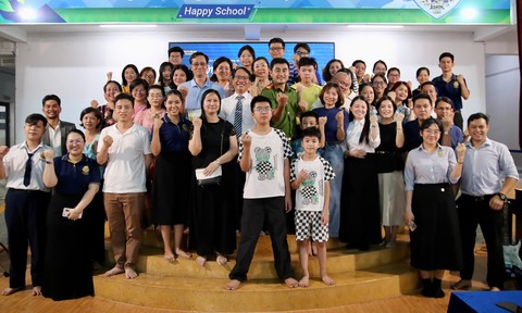 Người lớn cũng cần học lại cách làm bạn với con trên mạng xã hội