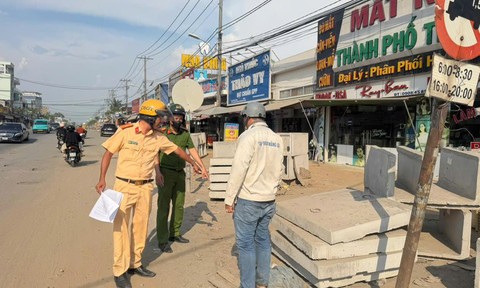 Chủ đầu tư dự án cầu Tăng Long bị CSGT phạt vì để đất đá thi công cản trở giao thông