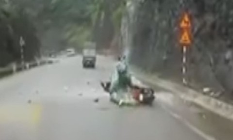 Clip đá từ trên núi bất ngờ rơi trúng xe máy đang lưu thông trên Quốc lộ 6