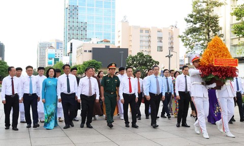 Đoàn đại biểu TPHCM dâng hoa tưởng niệm Chủ tịch Hồ Chí Minh