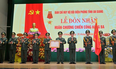Bộ đội Biên phòng An Giang nhận Huân chương chiến công hạng Ba vì lập thành tích xuất sắc