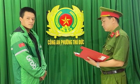 Công an điều tra làm rõ vụ tài xế mặc áo xe ôm công nghệ đánh người trên phố