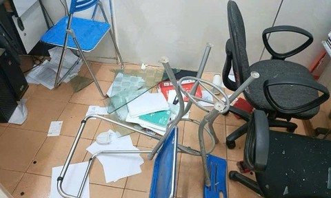 Nam thanh niên đến khám bệnh, bất ngờ la hét, đập phá ‘tưng bừng’ tại trung tâm y tế