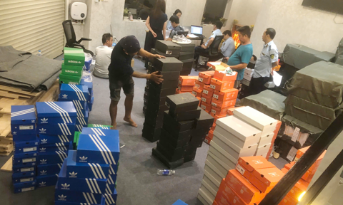 Video ‘đột kích’ công ty kinh doanh hàng giả các nhãn hiệu nổi tiếng, bán trên Shopee, Tiktok