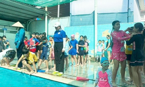 Theo chân lớp phổ cập bơi cho học sinh Trường tiểu học Kim Đồng, phường Bình Tân
