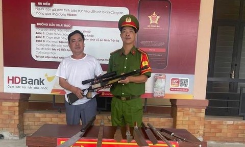 Nhiều người dân xã Phước Hòa mang vũ khí, công cụ hỗ trợ giao nộp cho công an