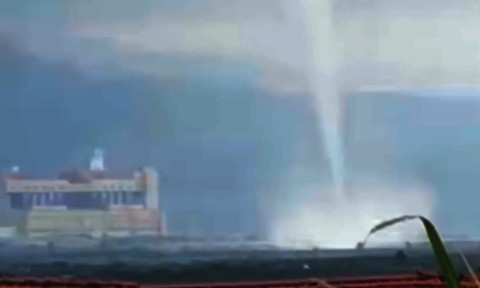 Clip vòi rồng khổng lồ bất ngờ xuất hiện ở Quảng Ninh