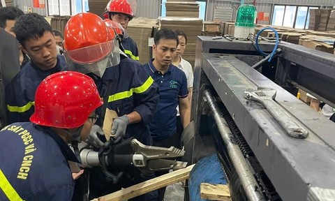 Cảnh sát CNCH giải cứu công nhân bị cuốn cánh tay vào máy in công nghiệp tại công ty bao bì