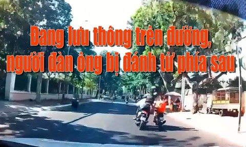 Clip người đàn ông đang lưu thông trên đường bất ngờ bị đánh từ phía sau